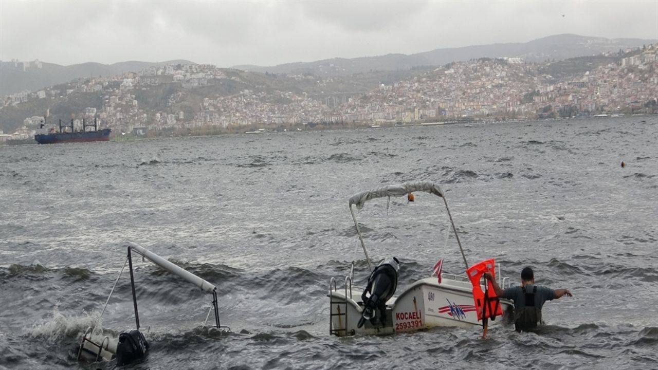 Kocaeli’de sağanak ve fırtına nedeniyle tekneler battı